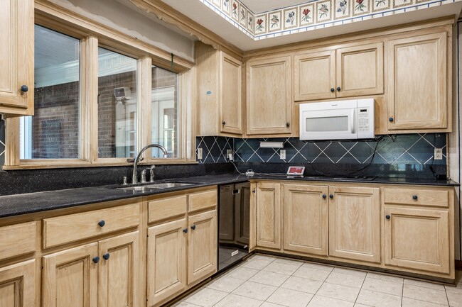 Building Photo - 9628 Summerlakes Dr