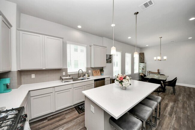 Building Photo - 1743 Cove Cres Ct