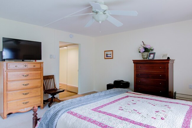 Building Photo - 5500 Paseo Del Lago W