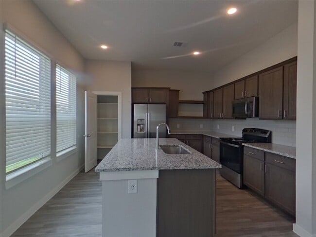 Building Photo - 9835 Willow Creek Commerce Dr