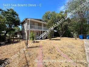 Building Photo - *COMING SOON!* Upstairs 1 Bedroom 1 Bath U...