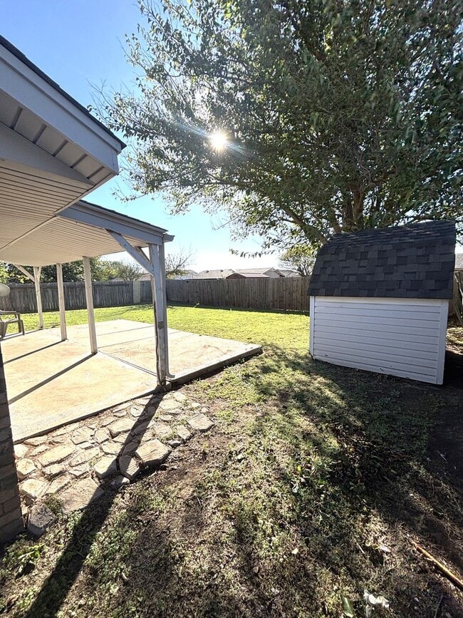 Building Photo - Beautifully remodeled with new paint, floo...