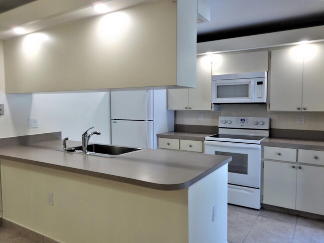 Building Photo - 2425 24th Ct