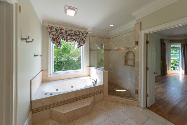Building Photo - 3200 Brookside Dr