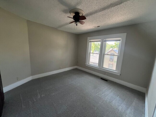 Building Photo - 4 Bedroom / 2 Bath House