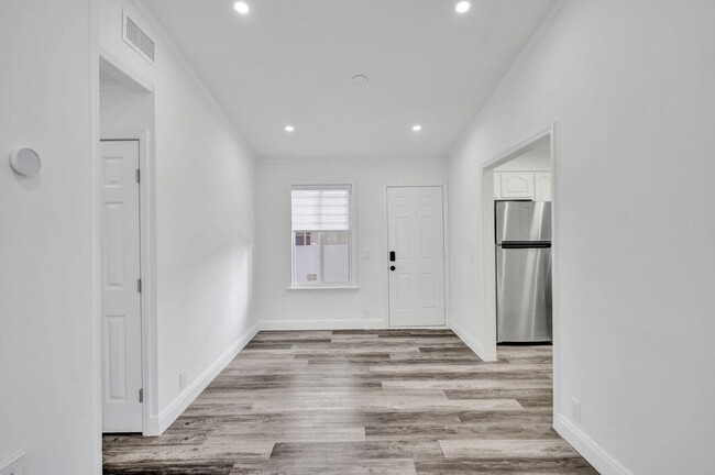 Building Photo - 229 SW 1st Ave