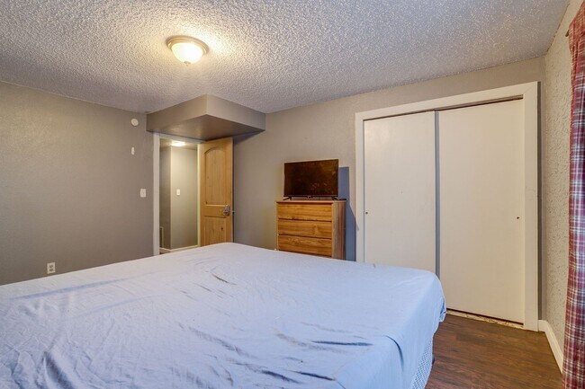 Building Photo - Huge room in a large shared home, private bathroom, great neighborhood, friendly roommates!