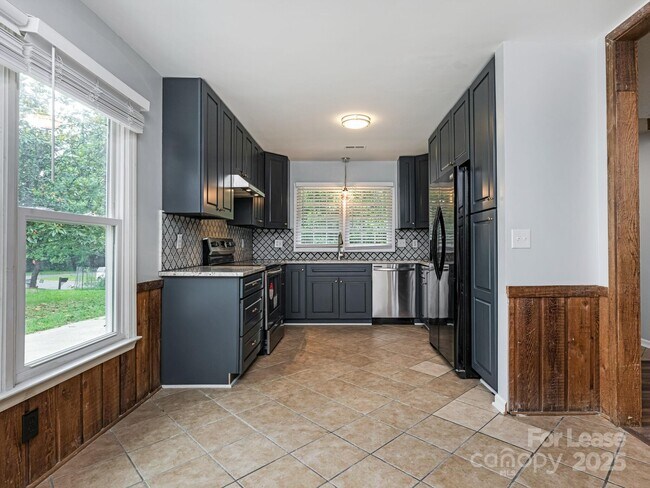 Building Photo - 7609 King Richard Ct