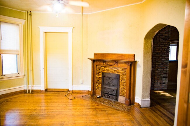 Building Photo - 5 Bed 2 Bath Como House Available September 2026