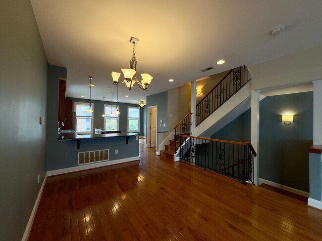 Building Photo - 902 S Linwood Ave