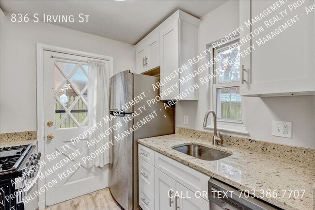 Building Photo - 836 S Irving St
