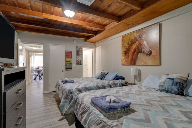 Building Photo - Cozy 2-Bedroom Unit in Prime Las Vegas Loc...