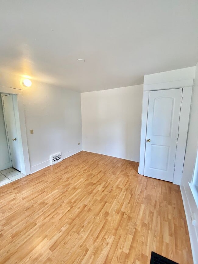 Building Photo - 211O