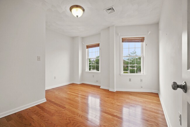 Building Photo - 215 Harvard St