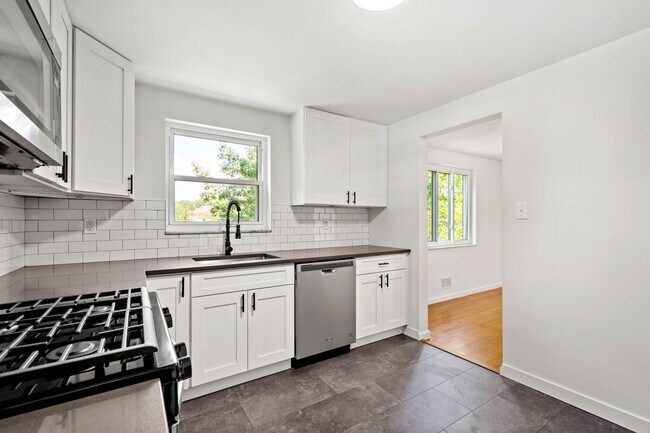 Building Photo - AVAILABLE SEPT 1ST!! GORGEOUS 3 BEDROOM IN...