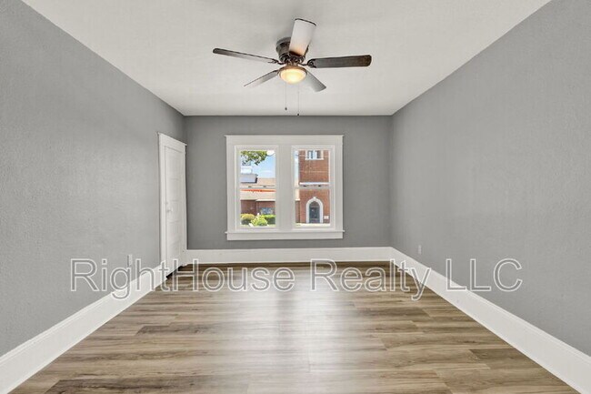 Building Photo - 611 S Grove St