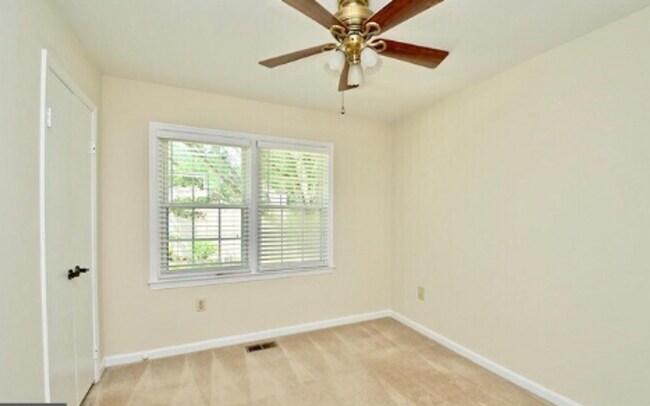 Building Photo - Charming 3-Level Townhome Backing to Woods in Prime Alexandria Location