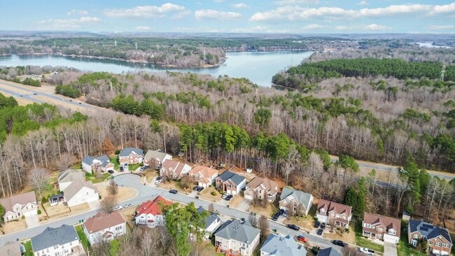 Building Photo - Beautiful Home just minutes from Mountain Island lake