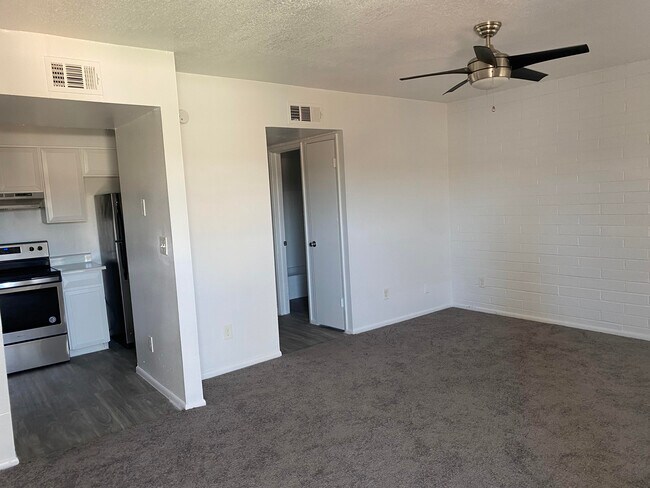 Building Photo - Canyon Greens