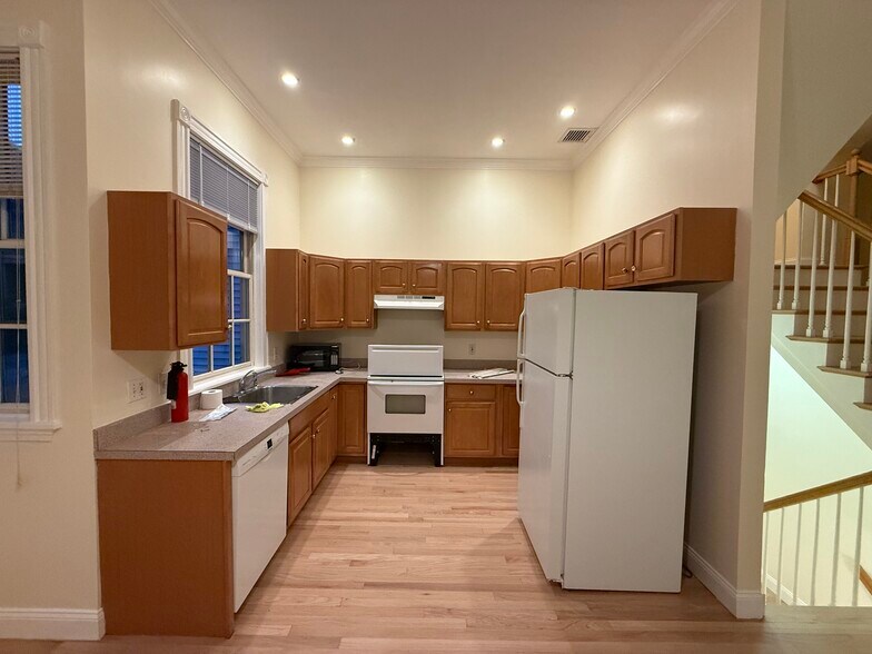 Building Photo - 82 6th St