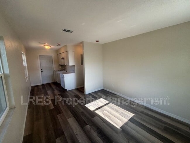 Building Photo - 2204 W Pine St