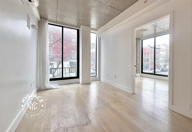 Building Photo - 152 Manhattan Ave