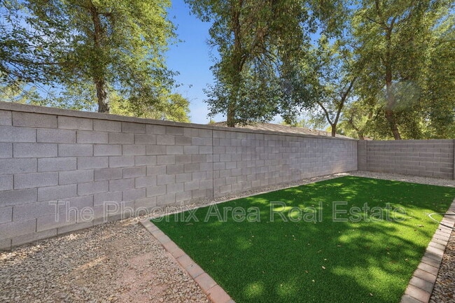 Building Photo - 554 E San Carlos Way