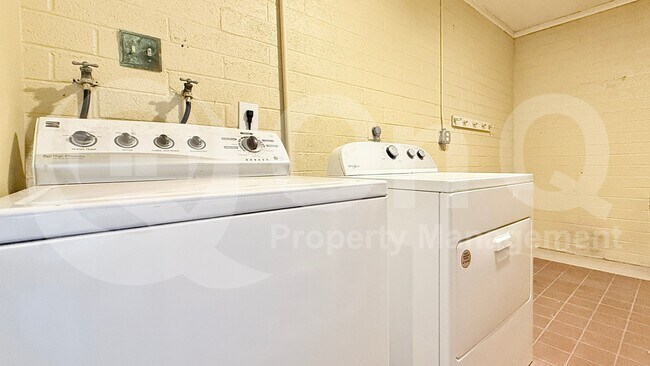 Building Photo - 3821 S Kenwood Ln