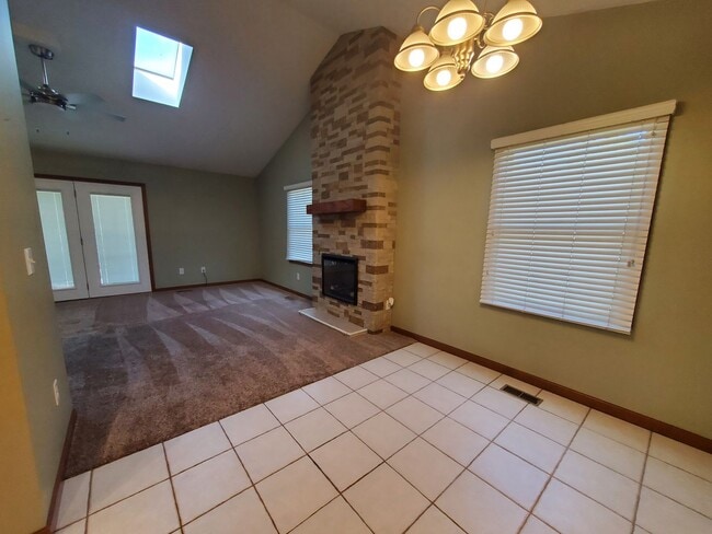 Building Photo - 3-bedroom 2 Full Bath House