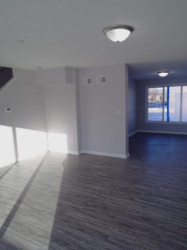 Building Photo - 15 Indianwood Blvd