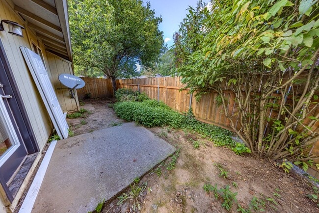 Building Photo - Just updated! - 2 Bedroom Condo in Washougal