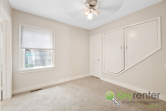 Building Photo - 3 Bed 1 Bath In Quiet Neighborhood