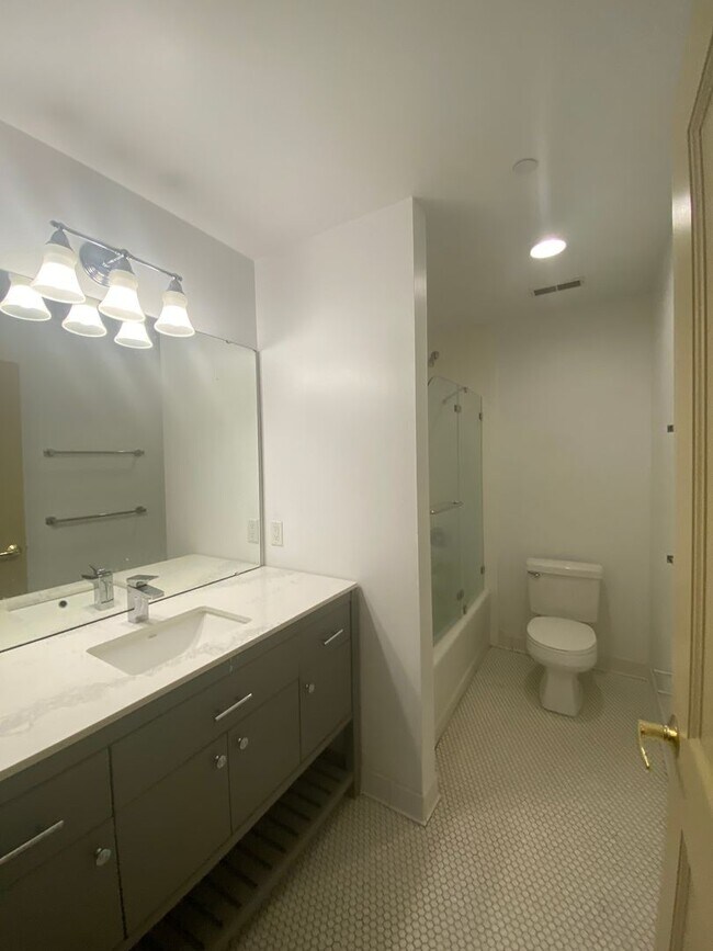 Building Photo - Updated 1 Bed Apt with washer and dryer in...
