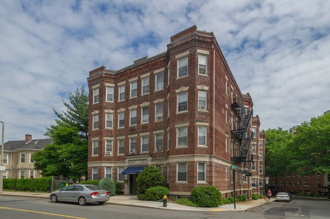 Building Photo - Nicely maintained, inexpensive studio in a...