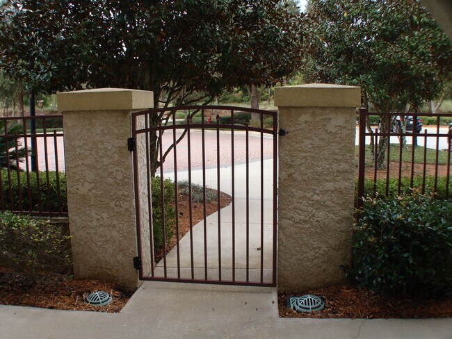 Building Photo - 1-bedroom furnished condo with fenced courtyard