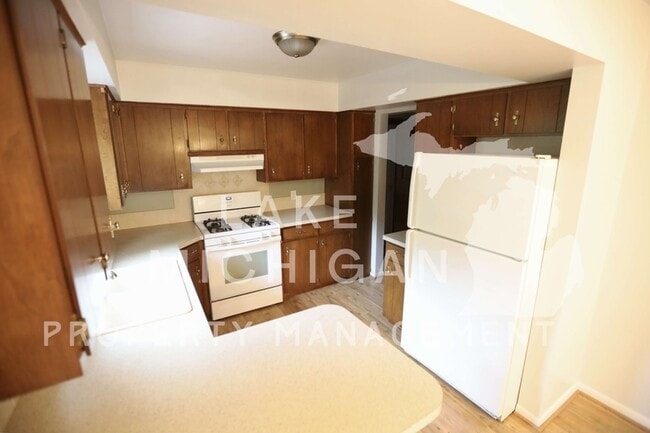 Building Photo - 14750 Parkwood Dr