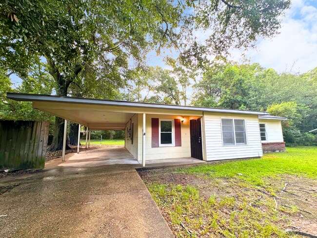 Building Photo - 1616 Gilda Cir
