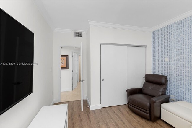 Building Photo - 520 Brickell Key Dr