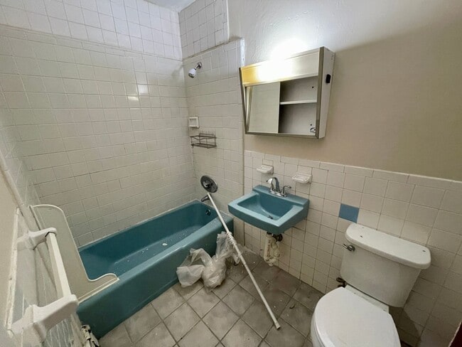 Building Photo - NO FEE!!   Studio apartment with PARKING SPOT and HT & HW included available 9/1