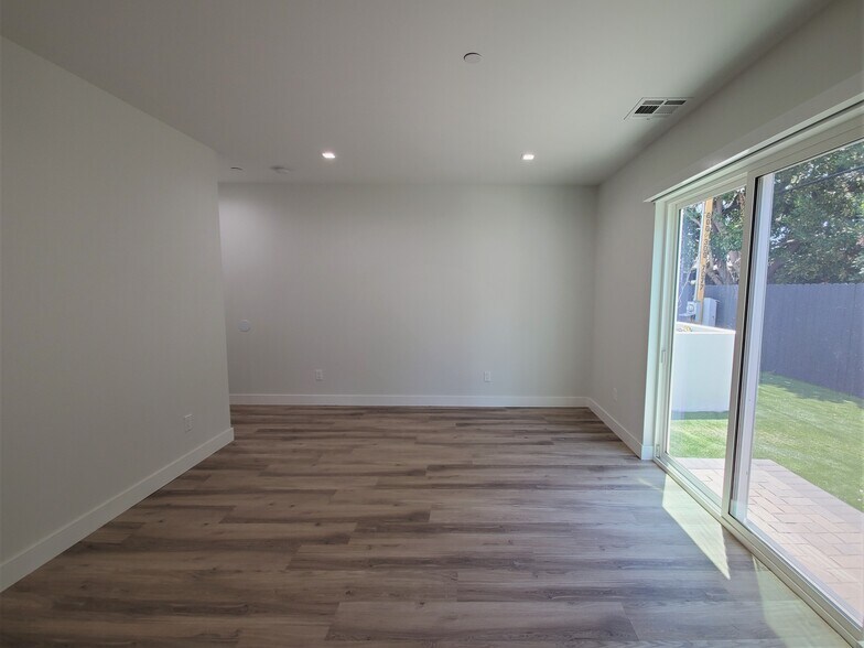 Building Photo - 2337 S Crenshaw Blvd