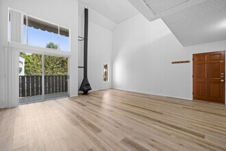 Building Photo - Top-Floor 1-Bedroom Condo with Vaulted Ceilings and Private Balcony