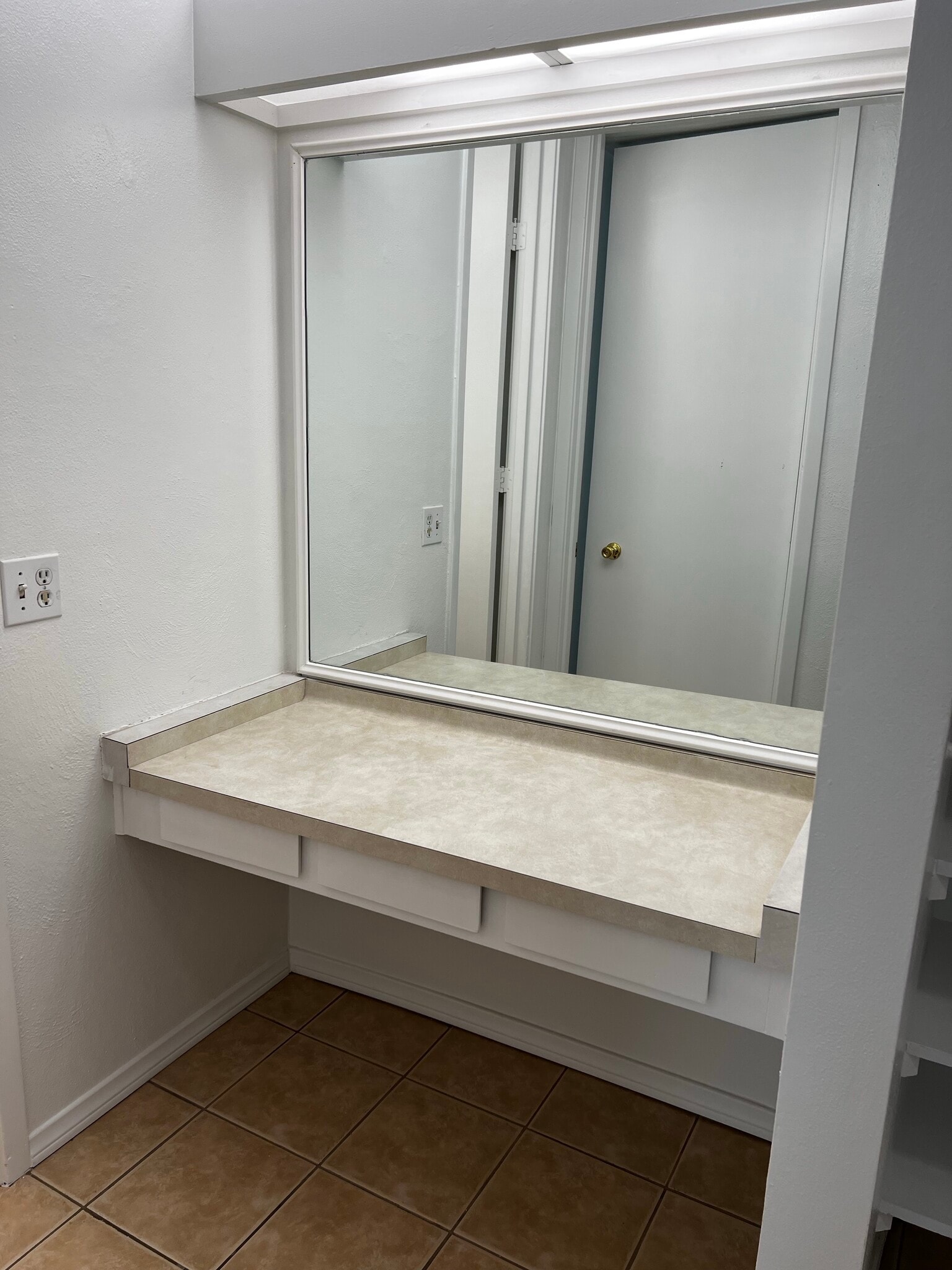 Cute vanity area - 3050 Rue Dorleans