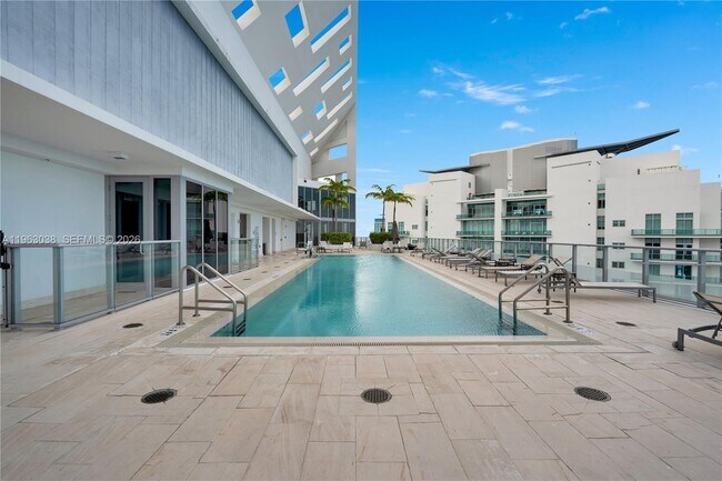 Building Photo - 1300 Brickell Bay Dr