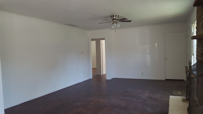 Building Photo - Spacious 3 bedroom and 1 bathroom