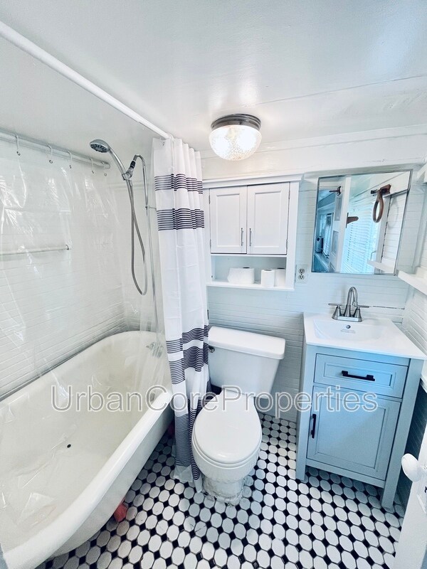 Building Photo - 235 7th Ave N