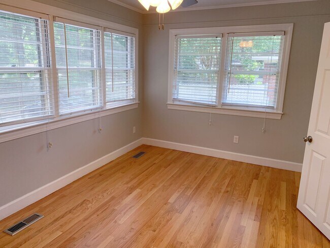 Building Photo - Beautiful 4 Bedroom 2 Bathroom home in the...