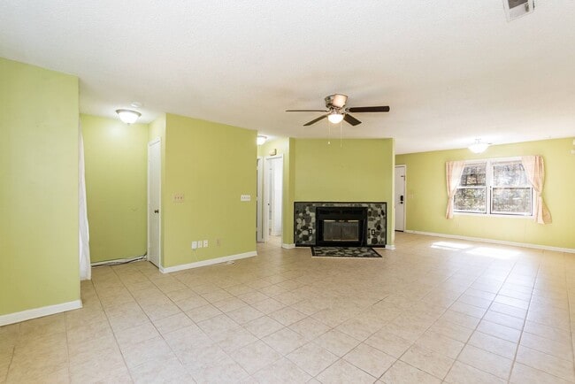 Building Photo - One Bedroom Home!