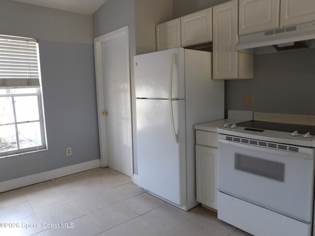 Building Photo - 1006 Locust Ave NW