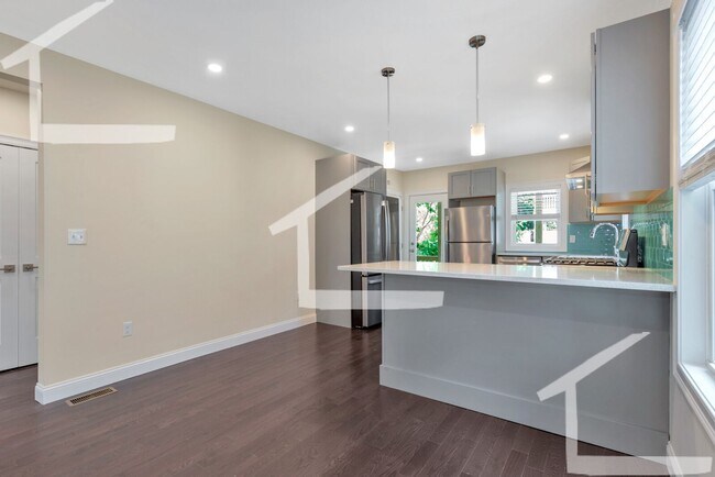 Building Photo - Huge 5 bed in Medford