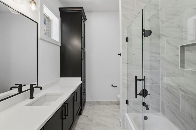 Building Photo - 404 Vista Buena Trl
